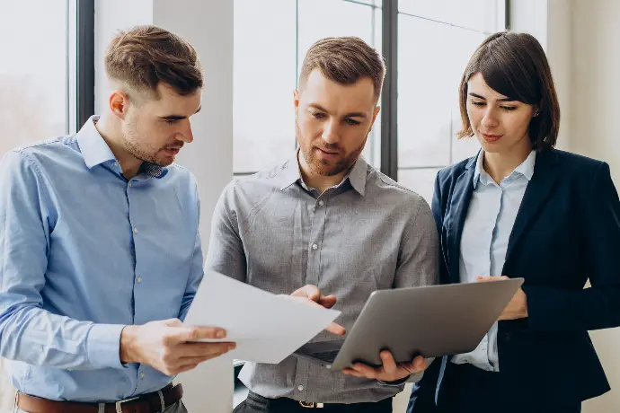 Equipo de trabajo revisando estrategias de implementación de software empresarial